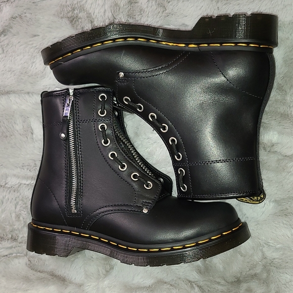 Dr. MARTENS ‘Air Wair’ 🆕 1460 8-Eye Boot - Black Classic Combat Boot. Size 39 🔥 - Picture 2 of 16